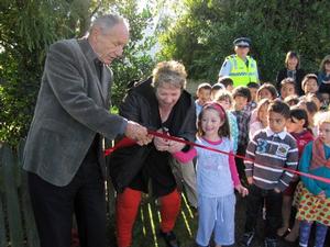 Councillor Keith Crate and Mountview Principal, Carmel Hoetawa cutting the ribbon with students.